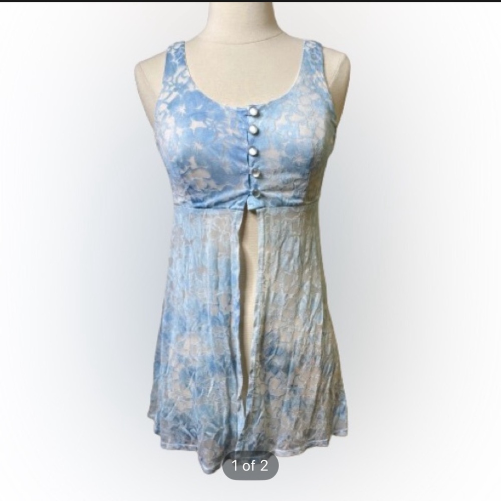 90s split front floral top
5 / 36 / 8 •